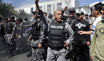 Policía sublevada reprime a manifestantes que intentan rescatar a Correa (teleSUR) Policía sublevada reprime a manifestantes que intentan rescatar a Correa (teleSUR)