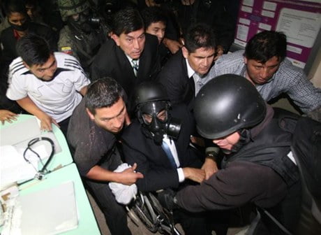 Despacho urgente: Impresionante balacera en afueras de hospital de Quito. Presidente Correa es evacuado a salvo. (CEDIB 10:21 p.m. 30 septiembre) Despacho urgente: Impresionante balacera en afueras de hospital de Quito. Presidente Correa es evacuado a salvo. (CEDIB 10:21 p.m. 30 septiembre)