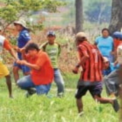 Pelea por tierra en Cotoca deja heridos y golpeados (El Día, 19/Nov/2012)